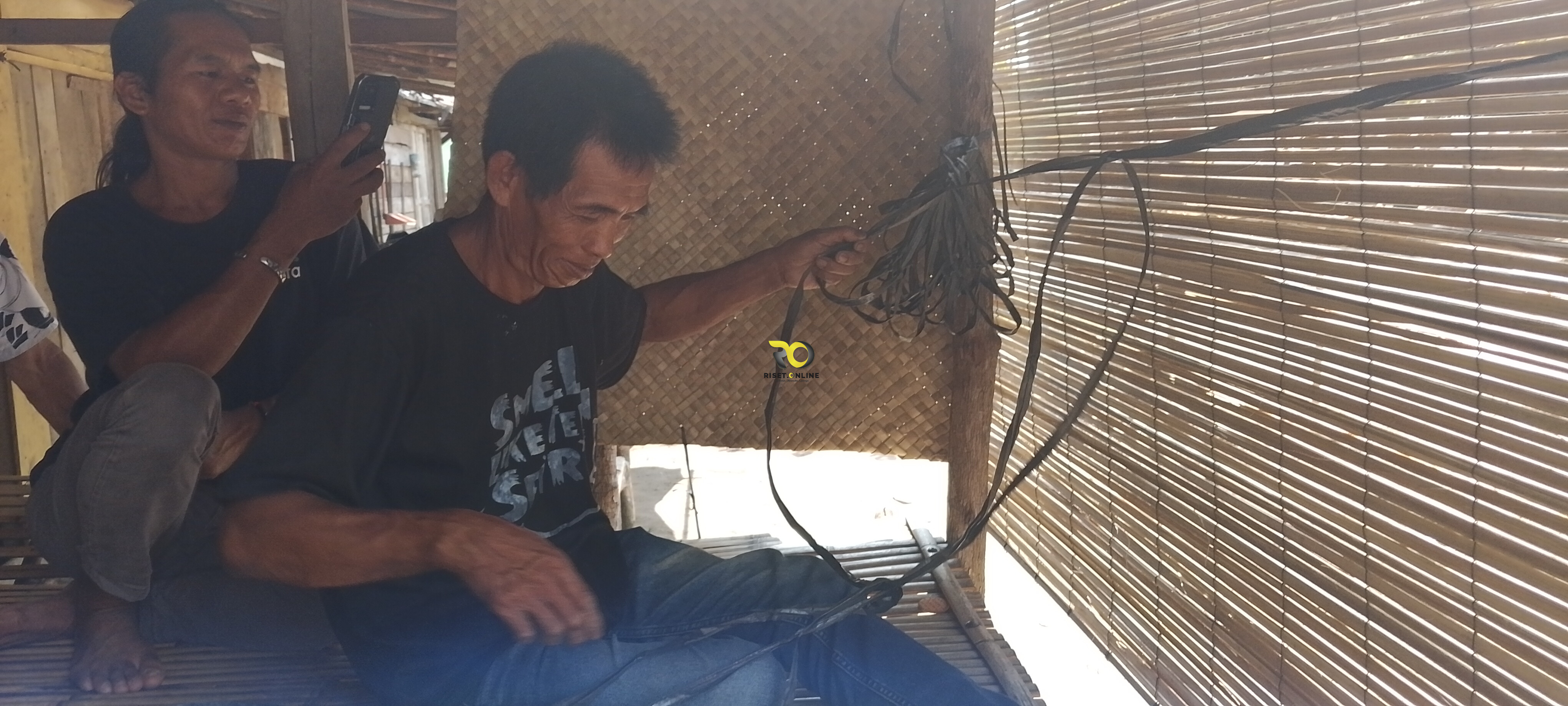 Tali Plastik Di Ayunan Bernilai dan Berharga