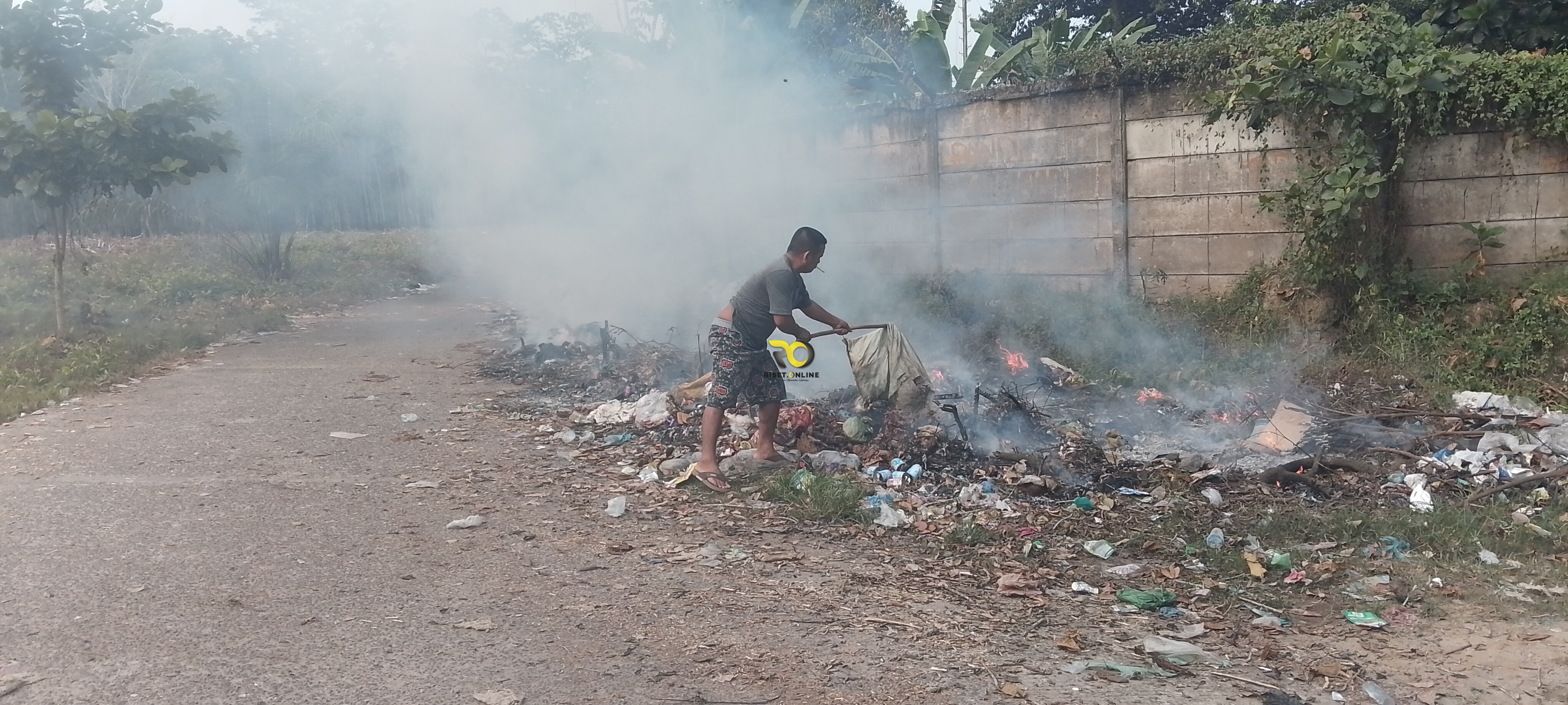 Kepada Desa Pengabuan Ikut Pembersihan Sampah